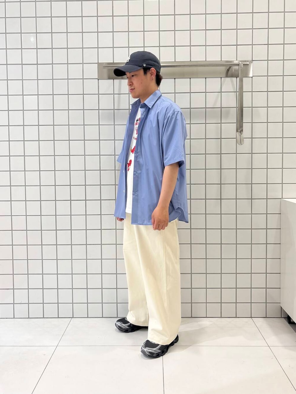 「シャツ、ワイドパンツ、カジュアル、Tシャツ、イージーパンツ、きれいめカジュアル、アウトドア、低身長、senseofplace、夏コーデ、休日スタイル、オールシーズン、ペインターパンツ、グラフィック、コラボ」|「SENSE OF PLACE by URBAN RESEARCHの『ユニセックス』リラックスフィットレギュラーカラーショートスリーブシャツ(シャツ/ブラウス、ブルー系)」を使った、shinshinさん(メンズ・166cm)の夏コーディネートの2枚目の写真