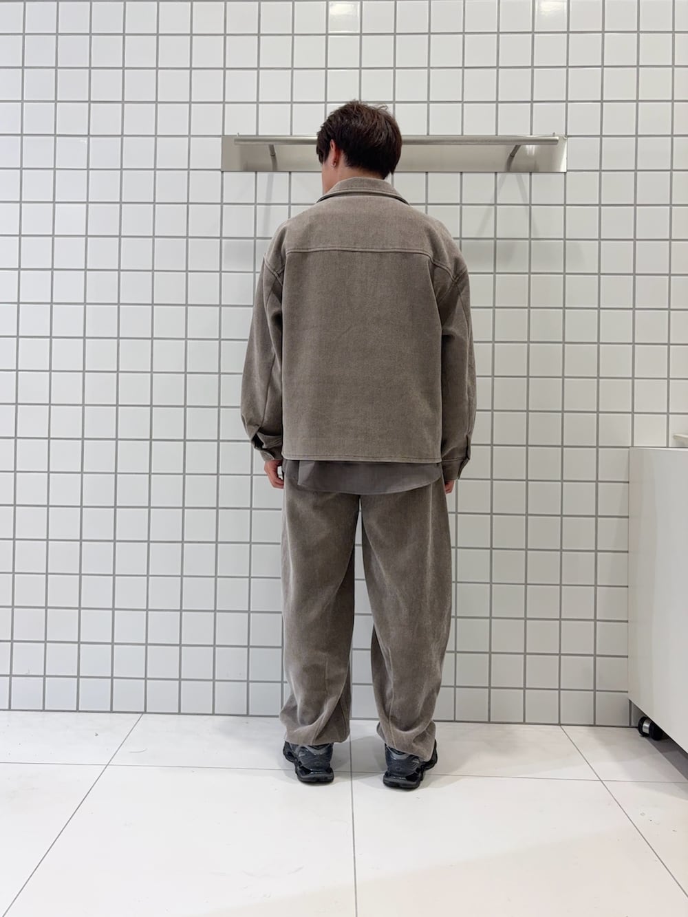 ブラウン系のその他パンツ、ブラウン系のブルゾン、グレー系のシャツ/ブラウスを着用したメンズの秋コーディネートの3枚目の写真