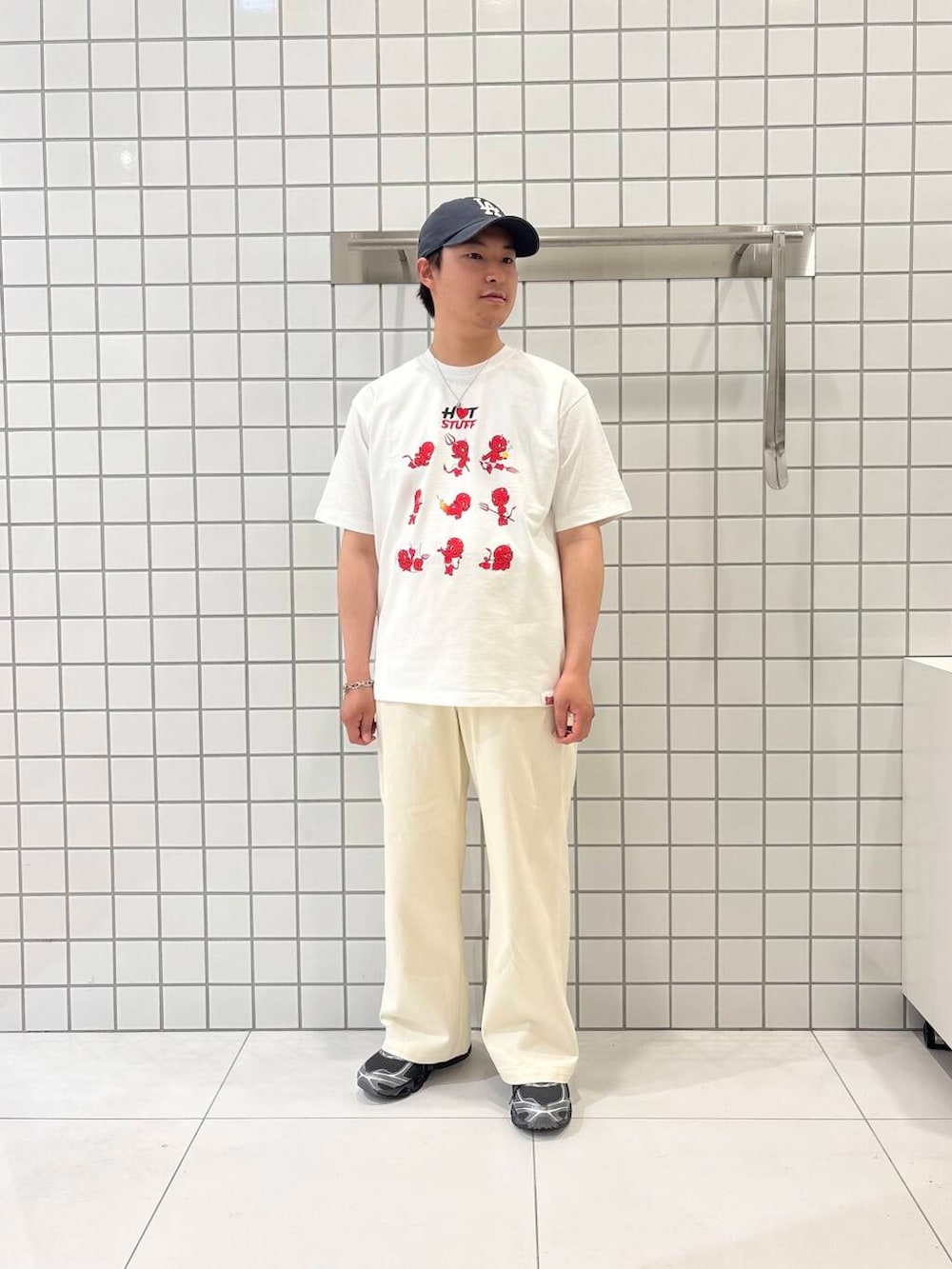 「シャツ、ワイドパンツ、カジュアル、Tシャツ、イージーパンツ、きれいめカジュアル、アウトドア、低身長、senseofplace、夏コーデ、休日スタイル、オールシーズン、ペインターパンツ、グラフィック、コラボ」|「SENSE OF PLACE by URBAN RESEARCHの『ユニセックス』リラックスフィットレギュラーカラーショートスリーブシャツ(シャツ/ブラウス、ブルー系)」を使った、shinshinさん(メンズ・166cm)の夏コーディネートの5枚目の写真
