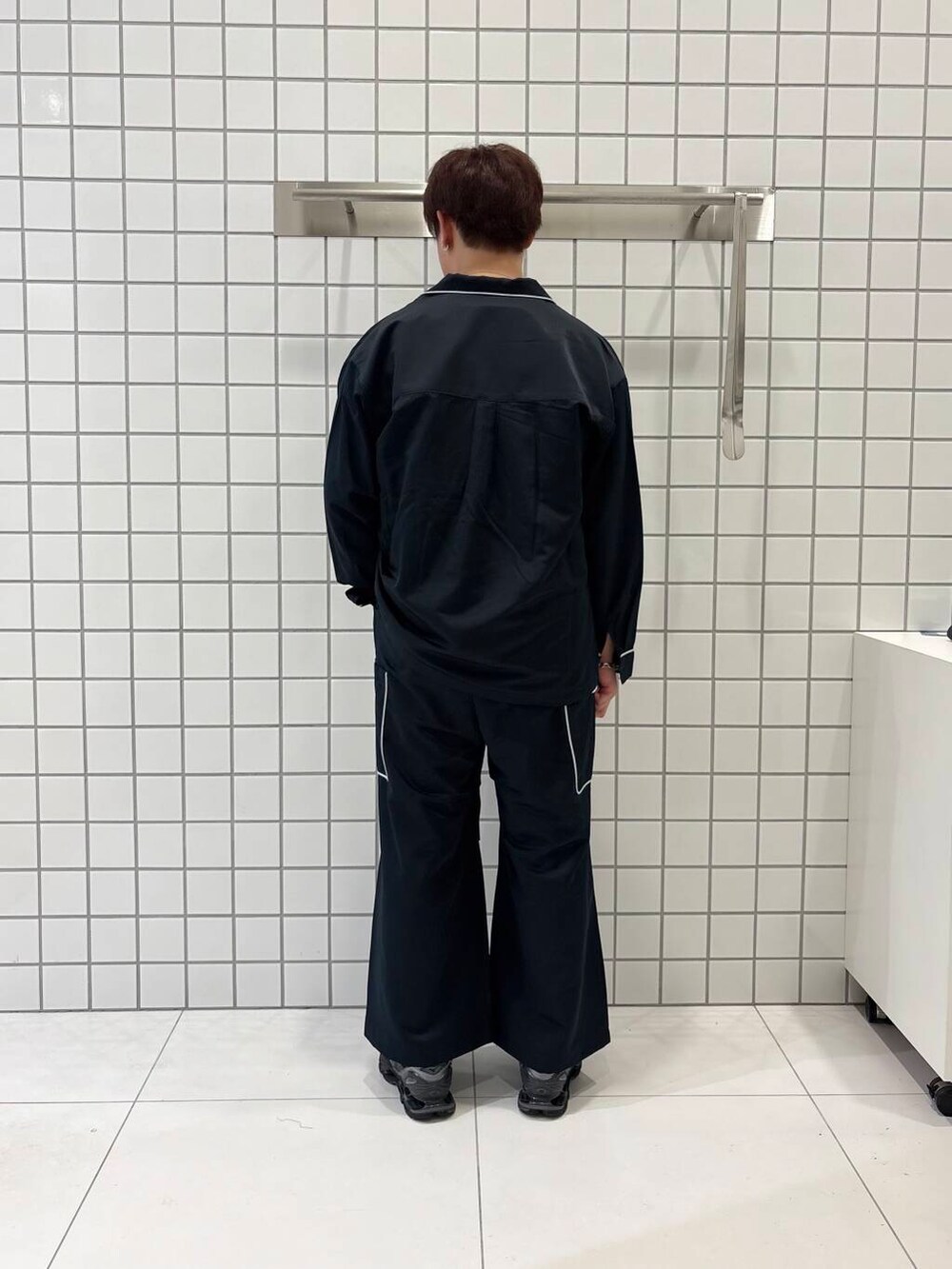 「シャツ、ワイドパンツ、セットアップ、カジュアル、Tシャツ、きれいめカジュアル、カーゴパンツ、オープンカラー、低身長、senseofplace、夏コーデ、休日スタイル、グラフィック、コラボ、春夏コーデ」|「SENSE OF PLACE by URBAN RESEARCHの『別注』OATSIDE×SENSE OF PLACE オープンカラーシャツ(シャツ/ブラウス、ブラック系)」を使った、shinshinさん(メンズ・166cm)の春コーディネートの4枚目の写真