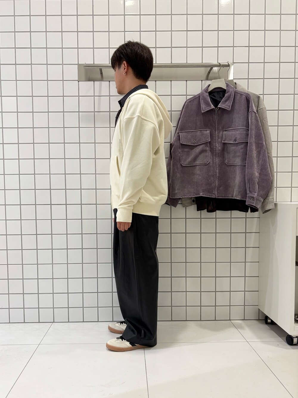 ブラウン系のネクタイ、ブラック系のシャツ/ブラウス、ホワイト系のパーカーを着用したメンズの秋コーディネートの2枚目の写真