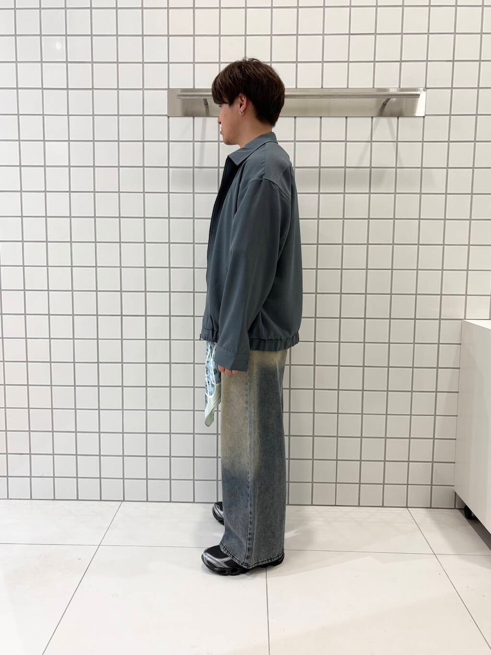 「Tシャツ、カットソー、ブルゾン、低身長、senseofplace、夏コーデ、UVカット、休日スタイル、リネンライク、ワイドデニム、オールシーズン、グラフィック、春夏コーデ、y2k、ここでしか手に入らない別注アイテム」|「SMELLYのアソートパターンスカーフ(バンダナ/スカーフ、ブルー系)」を使った、shinshinさん(メンズ・166cm)の春コーディネートの3枚目の写真