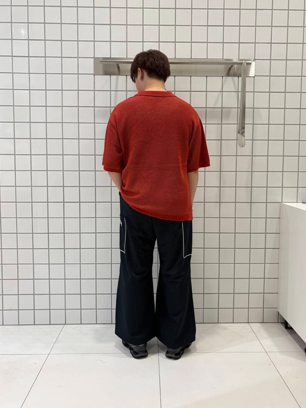 レッド系のニット/セーター、ブラック系のその他パンツを着用したメンズの春コーディネートの4枚目の写真