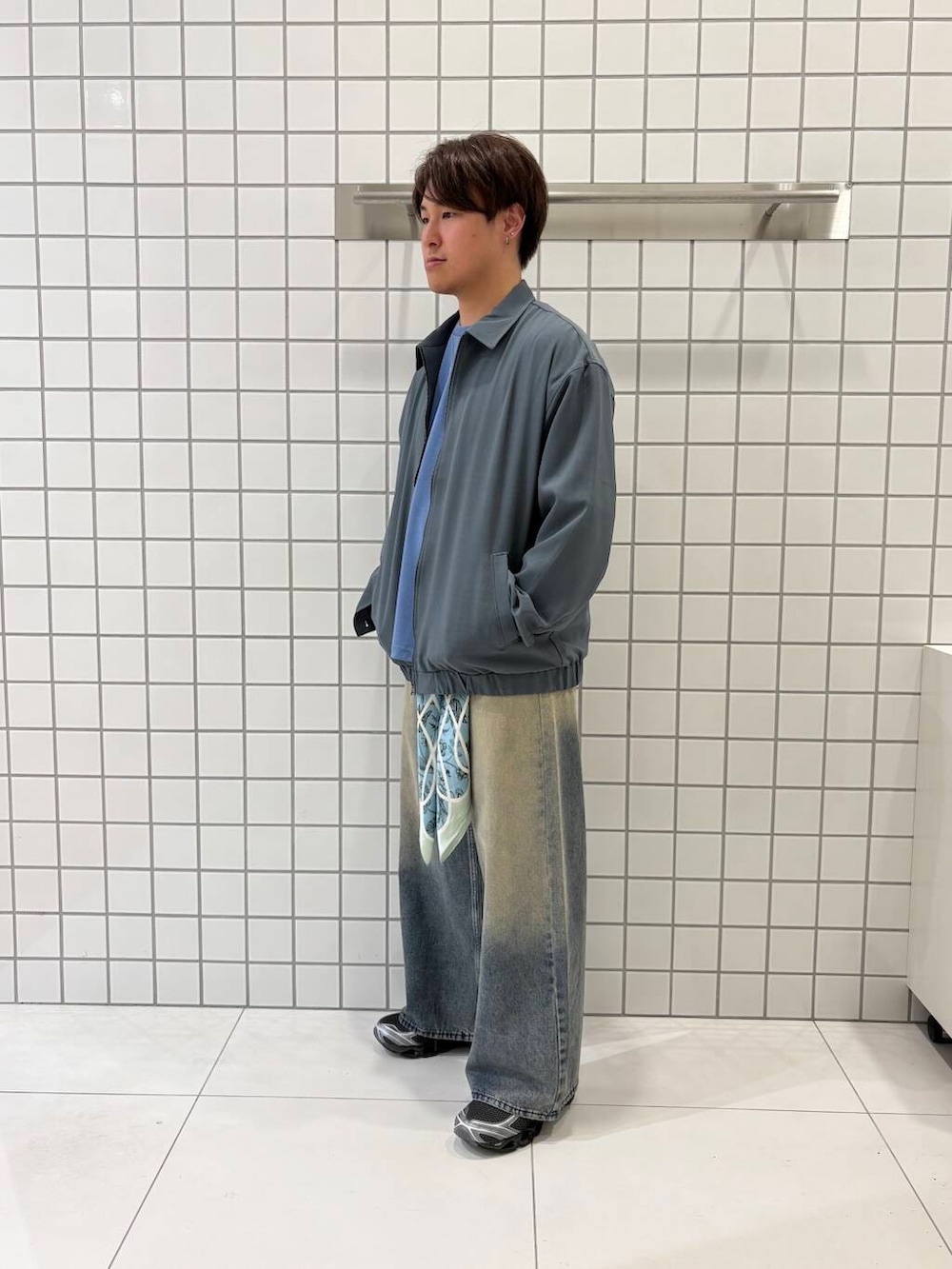 「Tシャツ、カットソー、ブルゾン、低身長、senseofplace、夏コーデ、UVカット、休日スタイル、リネンライク、ワイドデニム、オールシーズン、グラフィック、春夏コーデ、y2k、ここでしか手に入らない別注アイテム」|「SMELLYのアソートパターンスカーフ(バンダナ/スカーフ、ブルー系)」を使った、shinshinさん(メンズ・166cm)の春コーディネートの2枚目の写真
