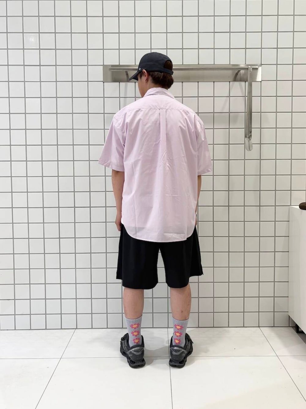 「シャツ、カジュアル、Tシャツ、イージーパンツ、アウトドア、低身長、senseofplace、夏コーデ、休日スタイル、ショートパンツ、ウエストがゴム、私のイチ推しブランド、初夏のお出掛けコーデ、外遊びコーデ」｜「SENSE OF PLACE by URBAN RESEARCHの4WAYストレッチショートパンツ（その他パンツ、ブラック系）」を使った、shinshinさん（メンズ・166cm）の夏コーディネートの4枚目の写真