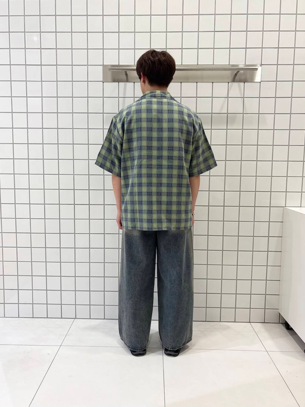「ワイドパンツ、カジュアル、Tシャツ、きれいめカジュアル、オープンカラーシャツ、オープンカラー、低身長、senseofplace、夏コーデ、休日スタイル、ワイドデニム、オールシーズン、春夏コーデ、オンブレチェック、y2k」|「SENSE OF PLACE by URBAN RESEARCHの『一部WEB限定カラー』『ユニセックス』シシュウダンボールポンチショートスリーブTシャツ(Tシャツ/カットソー、ホワイト系)」を使った、shinshinさん(メンズ・166cm)の春コーディネートの4枚目の写真