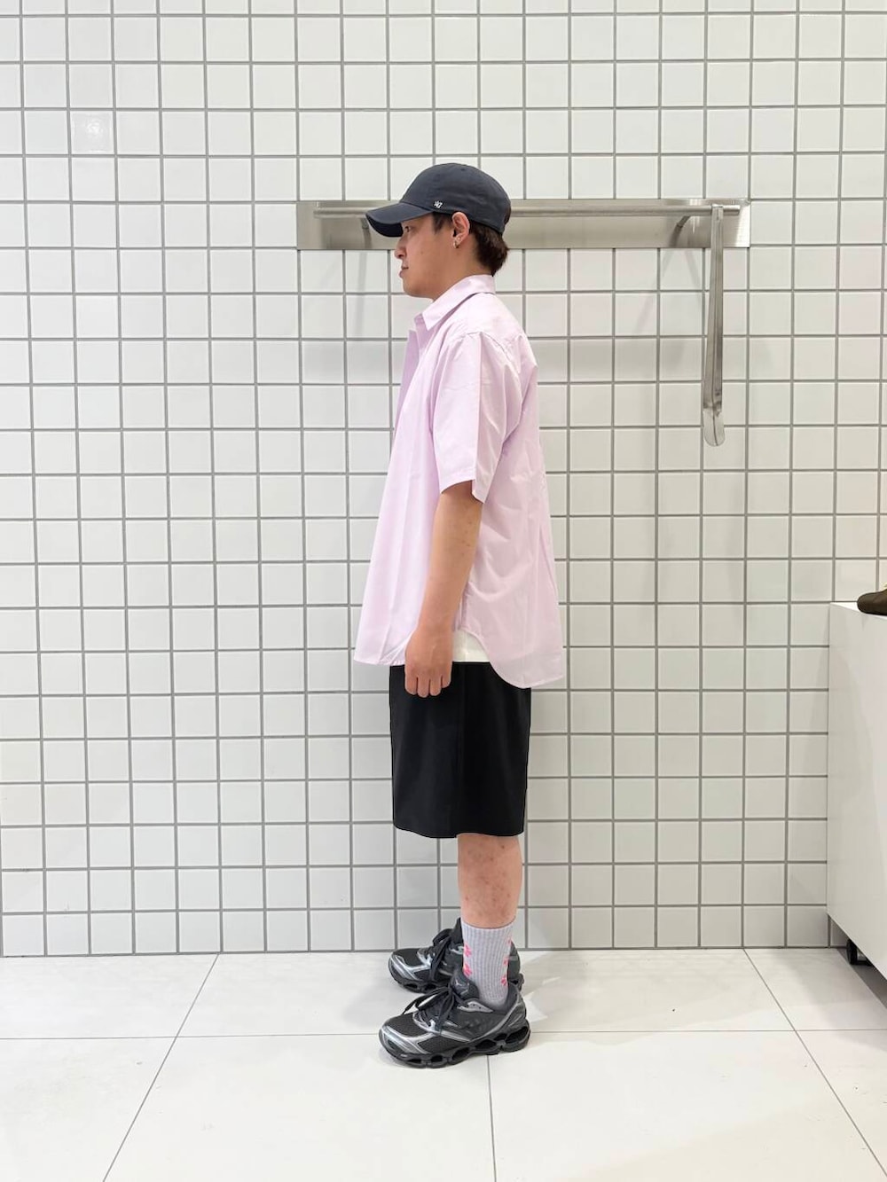 「シャツ、カジュアル、Tシャツ、イージーパンツ、アウトドア、低身長、senseofplace、夏コーデ、休日スタイル、ショートパンツ、ウエストがゴム、私のイチ推しブランド、初夏のお出掛けコーデ、外遊びコーデ」｜「SENSE OF PLACE by URBAN RESEARCHの4WAYストレッチショートパンツ（その他パンツ、ブラック系）」を使った、shinshinさん（メンズ・166cm）の夏コーディネートの3枚目の写真