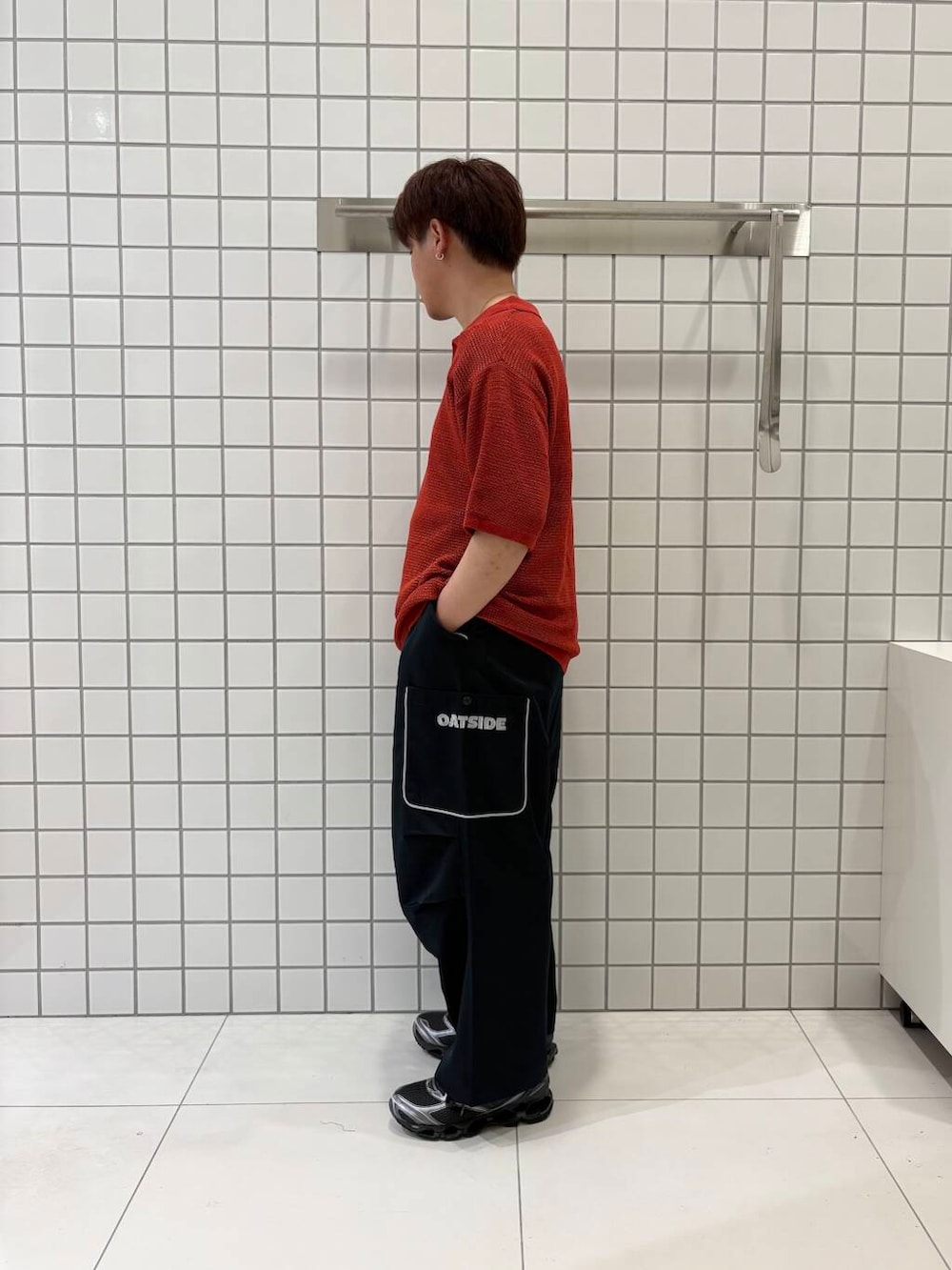 レッド系のニット/セーター、ブラック系のその他パンツを着用したメンズの春コーディネートの3枚目の写真