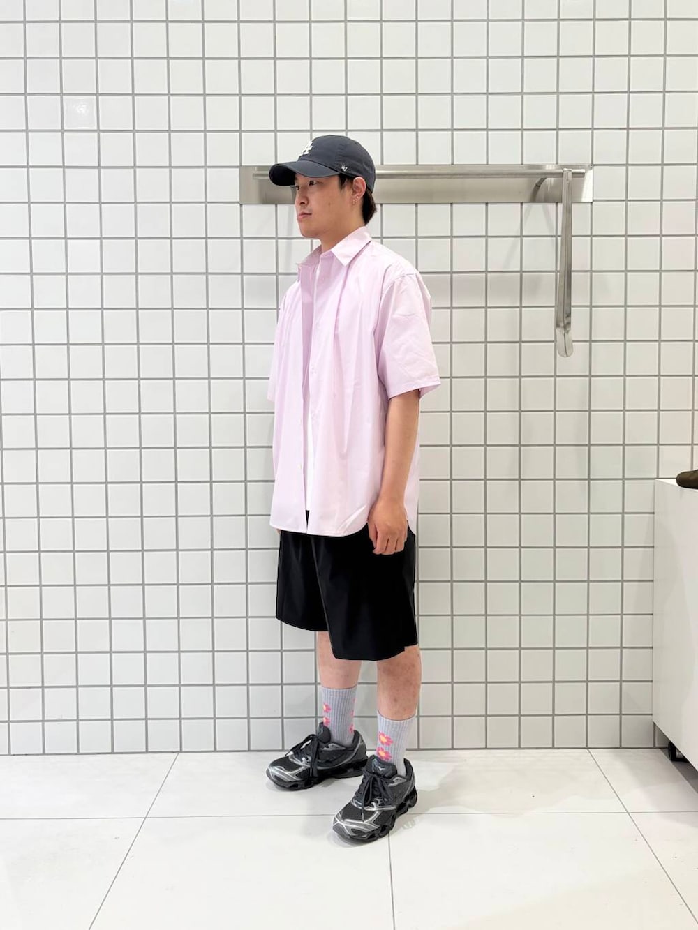 「シャツ、カジュアル、Tシャツ、イージーパンツ、アウトドア、低身長、senseofplace、夏コーデ、休日スタイル、ショートパンツ、ウエストがゴム、私のイチ推しブランド、初夏のお出掛けコーデ、外遊びコーデ」｜「SENSE OF PLACE by URBAN RESEARCHの4WAYストレッチショートパンツ（その他パンツ、ブラック系）」を使った、shinshinさん（メンズ・166cm）の夏コーディネートの2枚目の写真