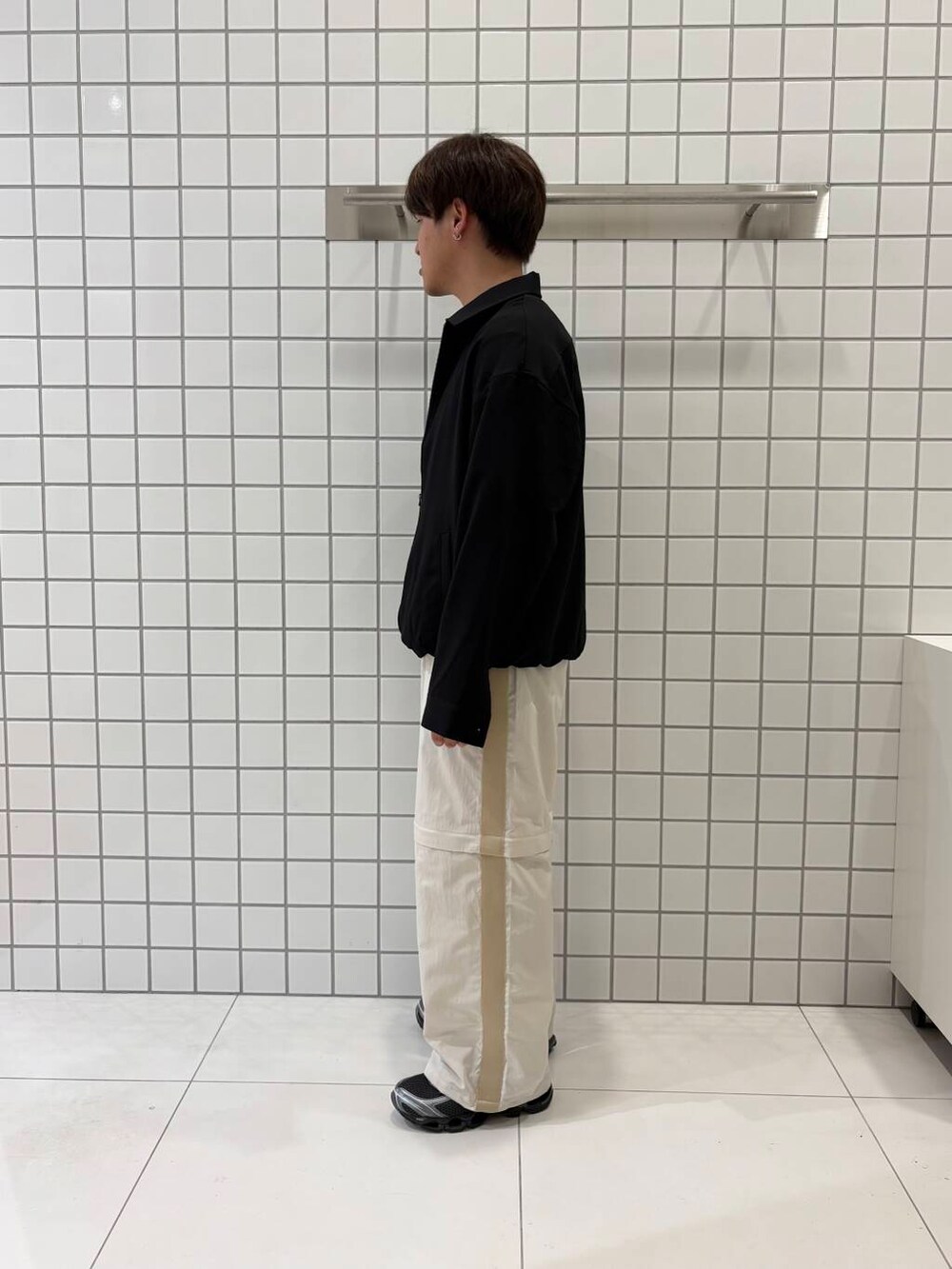 「Tシャツ、カットソー、アウトドア、ブルゾン、低身長、トラックパンツ、senseofplace、夏コーデ、UVカット、休日スタイル、リネンライク、グラフィック、コラボ、春夏コーデ、コラボアイテム」|「SENSE OF PLACE by URBAN RESEARCHの『UR TECH DRYLUXE』リネンライクジップブルゾン(ブルゾン、ブラック系)」を使った、shinshinさん(メンズ・166cm)の春コーディネートの4枚目の写真