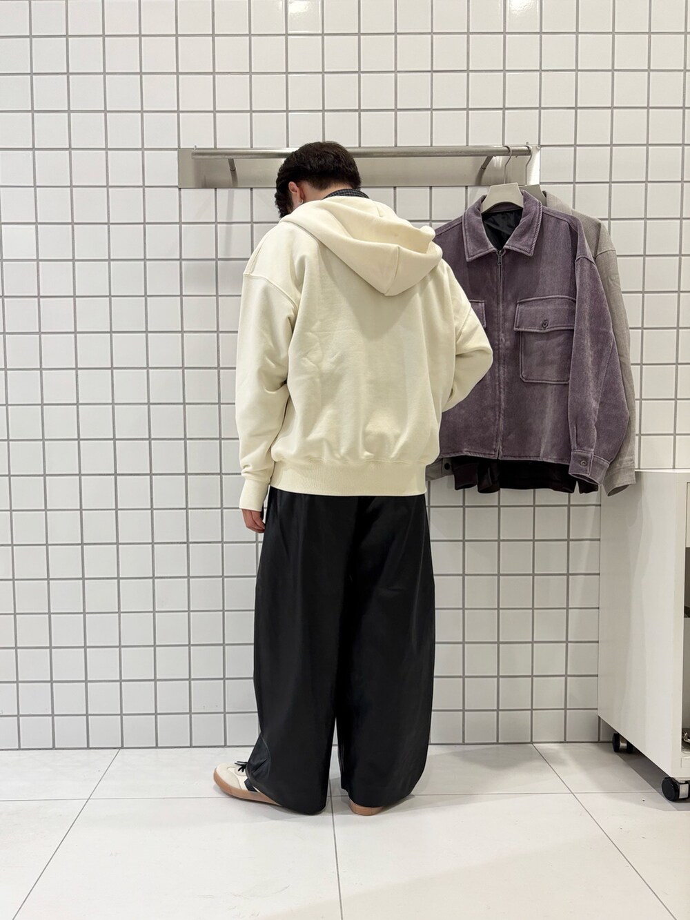 ブラウン系のネクタイ、ブラック系のシャツ/ブラウス、ホワイト系のパーカーを着用したメンズの秋コーディネートの3枚目の写真