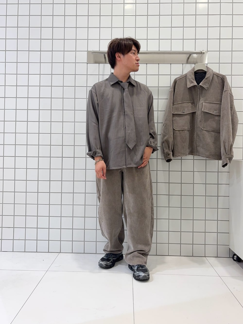 ブラウン系のその他パンツ、ブラウン系のブルゾン、グレー系のシャツ/ブラウスを着用したメンズの秋コーディネートの2枚目の写真