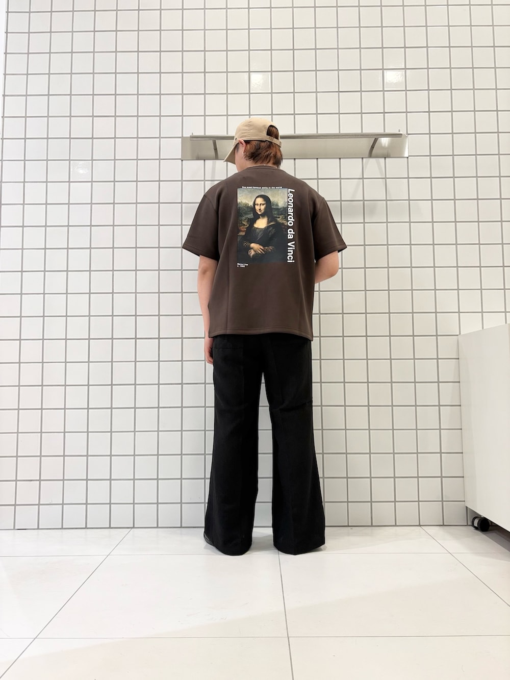 ブラウン系のローファー、ブラック系のその他パンツ、ブラウン系のTシャツ/カットソーを着用したメンズの夏コーディネートの3枚目の写真
