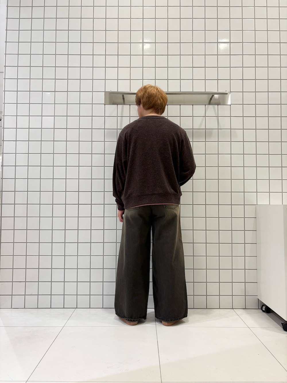 ブラウン系のカーディガン/ボレロ、ブラック系のデニムパンツ、パープル系のスニーカーを着用したメンズの春コーディネートの3枚目の写真