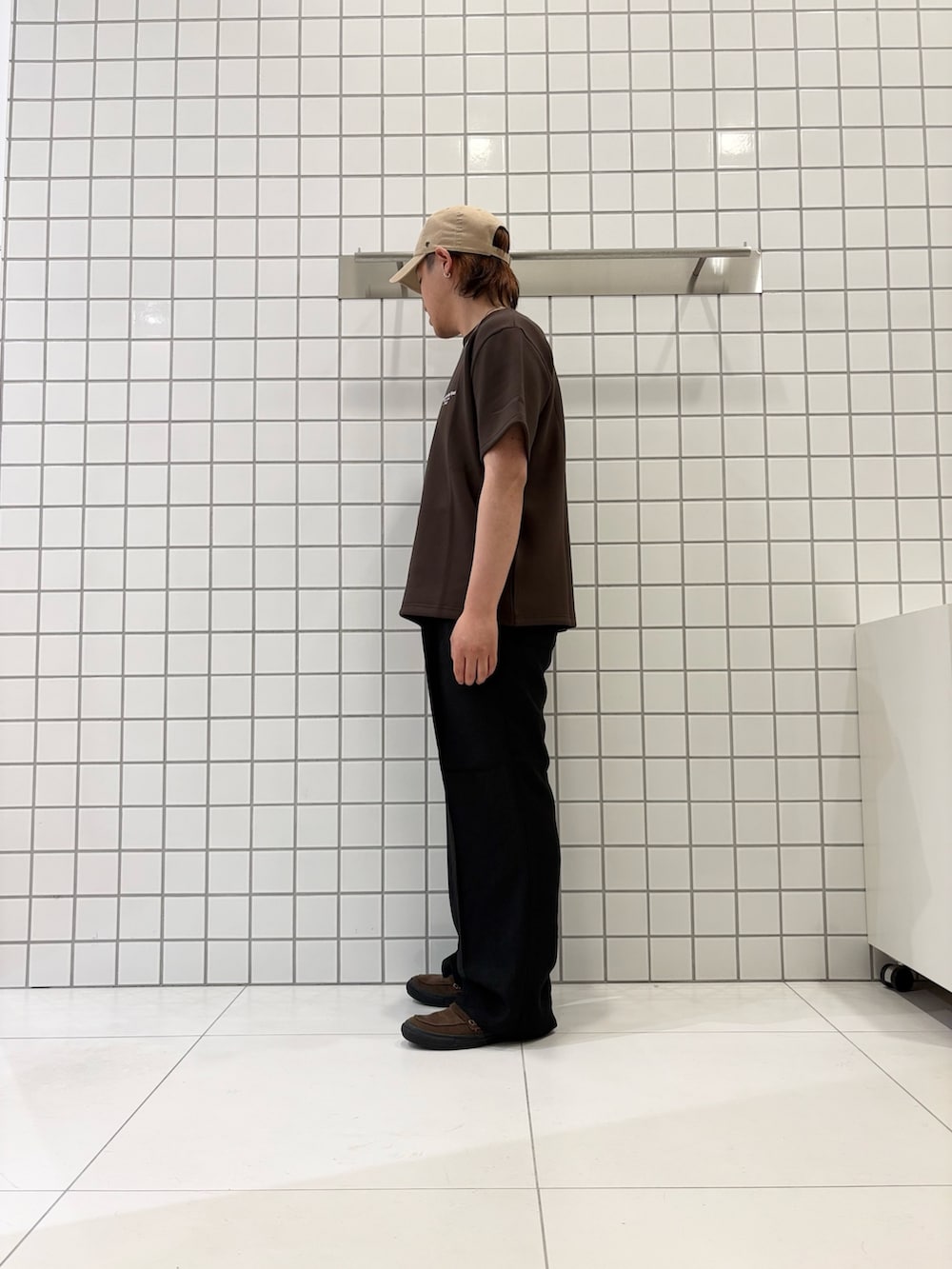 ブラウン系のローファー、ブラック系のその他パンツ、ブラウン系のTシャツ/カットソーを着用したメンズの夏コーディネートの2枚目の写真