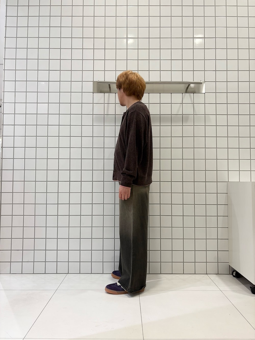 ブラウン系のカーディガン/ボレロ、ブラック系のデニムパンツ、パープル系のスニーカーを着用したメンズの春コーディネートの2枚目の写真