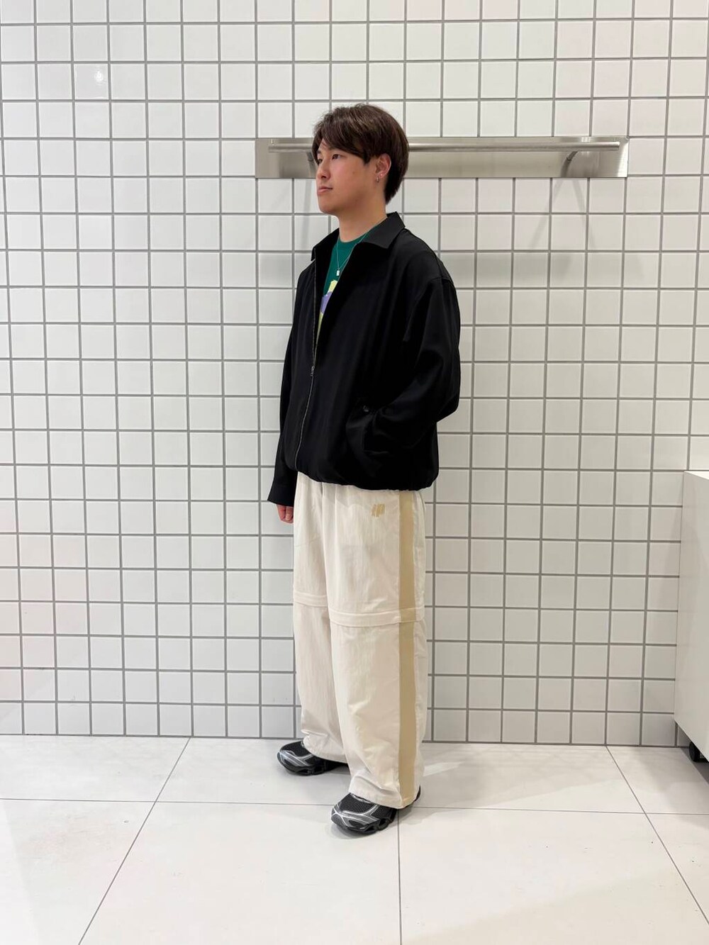 「Tシャツ、カットソー、アウトドア、ブルゾン、低身長、トラックパンツ、senseofplace、夏コーデ、UVカット、休日スタイル、リネンライク、グラフィック、コラボ、春夏コーデ、コラボアイテム」|「SENSE OF PLACE by URBAN RESEARCHの『UR TECH DRYLUXE』リネンライクジップブルゾン(ブルゾン、ブラック系)」を使った、shinshinさん(メンズ・166cm)の春コーディネートの3枚目の写真