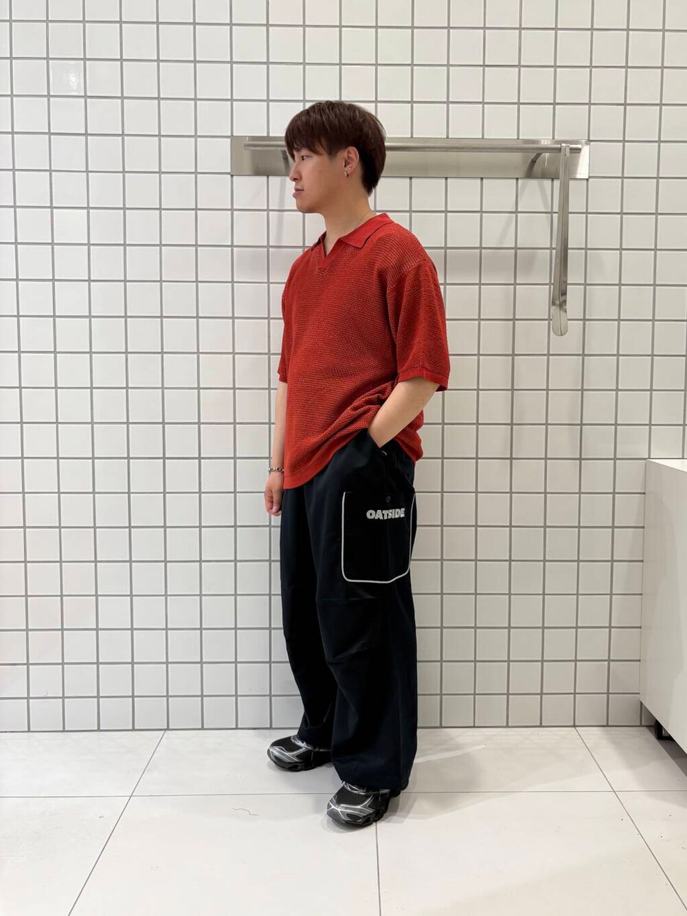 レッド系のニット/セーター、ブラック系のその他パンツを着用したメンズの春コーディネートの2枚目の写真