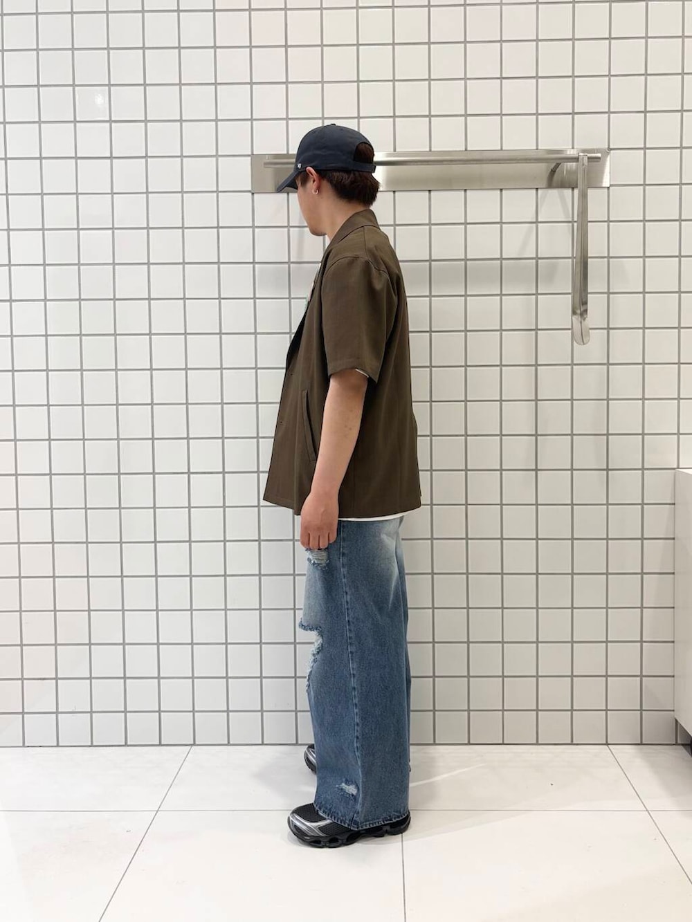 「ワイドパンツ、ジャケット、カジュアル、Tシャツ、きれいめカジュアル、低身長、senseofplace、夏コーデ、休日スタイル、リネンライク、ワイドデニム、テーラード、オールシーズン、ダメージ、私のイチ推しブランド」｜「SENSE OF PLACE by URBAN RESEARCHのコットンスムースショートスリーブTシャツ（Tシャツ/カットソー、ホワイト系）」を使った、shinshinさん（メンズ・166cm）の夏コーディネートの3枚目の写真