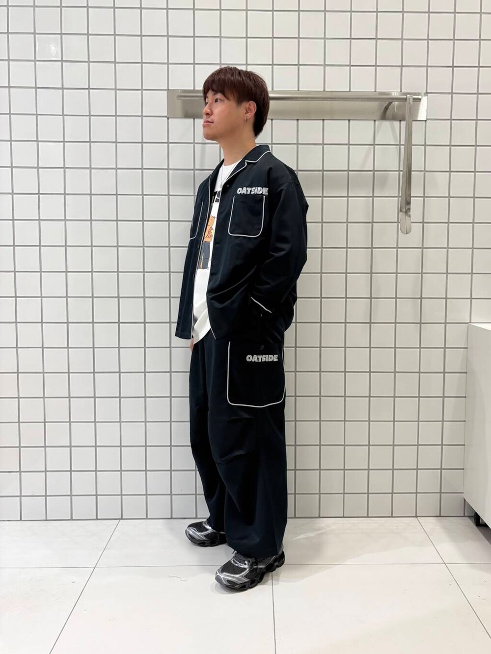 「シャツ、ワイドパンツ、セットアップ、カジュアル、Tシャツ、きれいめカジュアル、カーゴパンツ、オープンカラー、低身長、senseofplace、夏コーデ、休日スタイル、グラフィック、コラボ、春夏コーデ」|「SENSE OF PLACE by URBAN RESEARCHの『別注』OATSIDE×SENSE OF PLACE オープンカラーシャツ(シャツ/ブラウス、ブラック系)」を使った、shinshinさん(メンズ・166cm)の春コーディネートの2枚目の写真