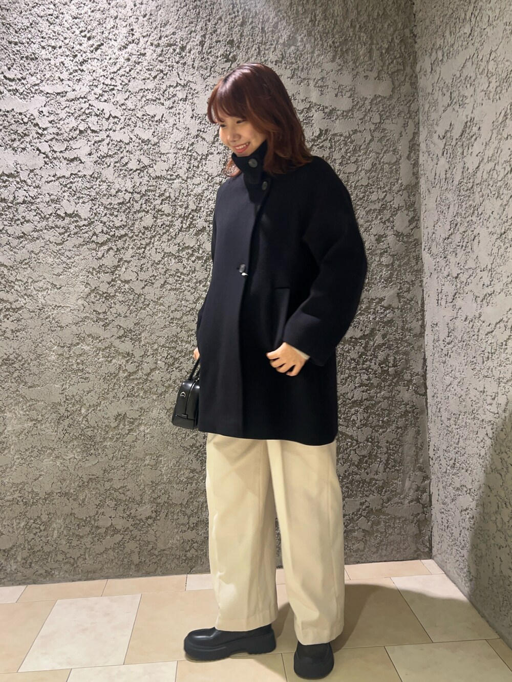 「ファッションを楽しもう、大人コーデ、秋冬、休日スタイル、ミドル丈コート、スタンドカラー、スタンドカラーコート、コート、ブラック、冬コーデ、今日のコーデ、いいね、save、フォローお願いします🤑」｜「ADD CULUMNの(ADD CULUMNパフボストンバッグS（ボストンバッグ、ブラック系）」を使った、choneuneriさん（レディース・164cm）の秋コーディネートの2枚目の写真