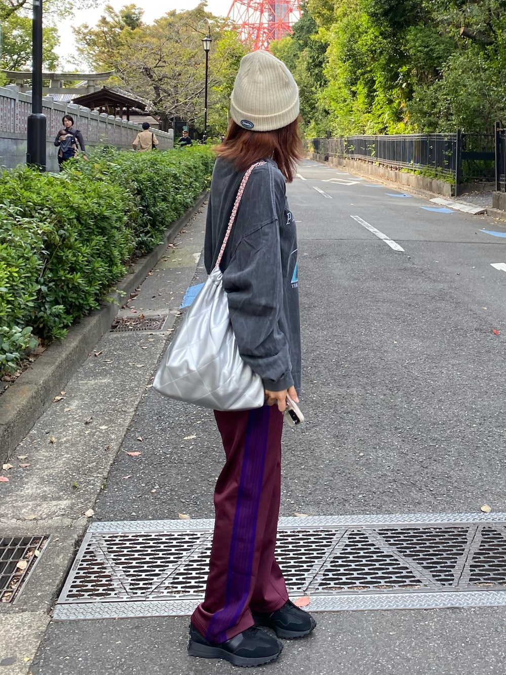 ブラック系のTシャツ/カットソー、その他のパンツ、ブラック系のスニーカーを着用したレディースの秋コーディネートの2枚目の写真