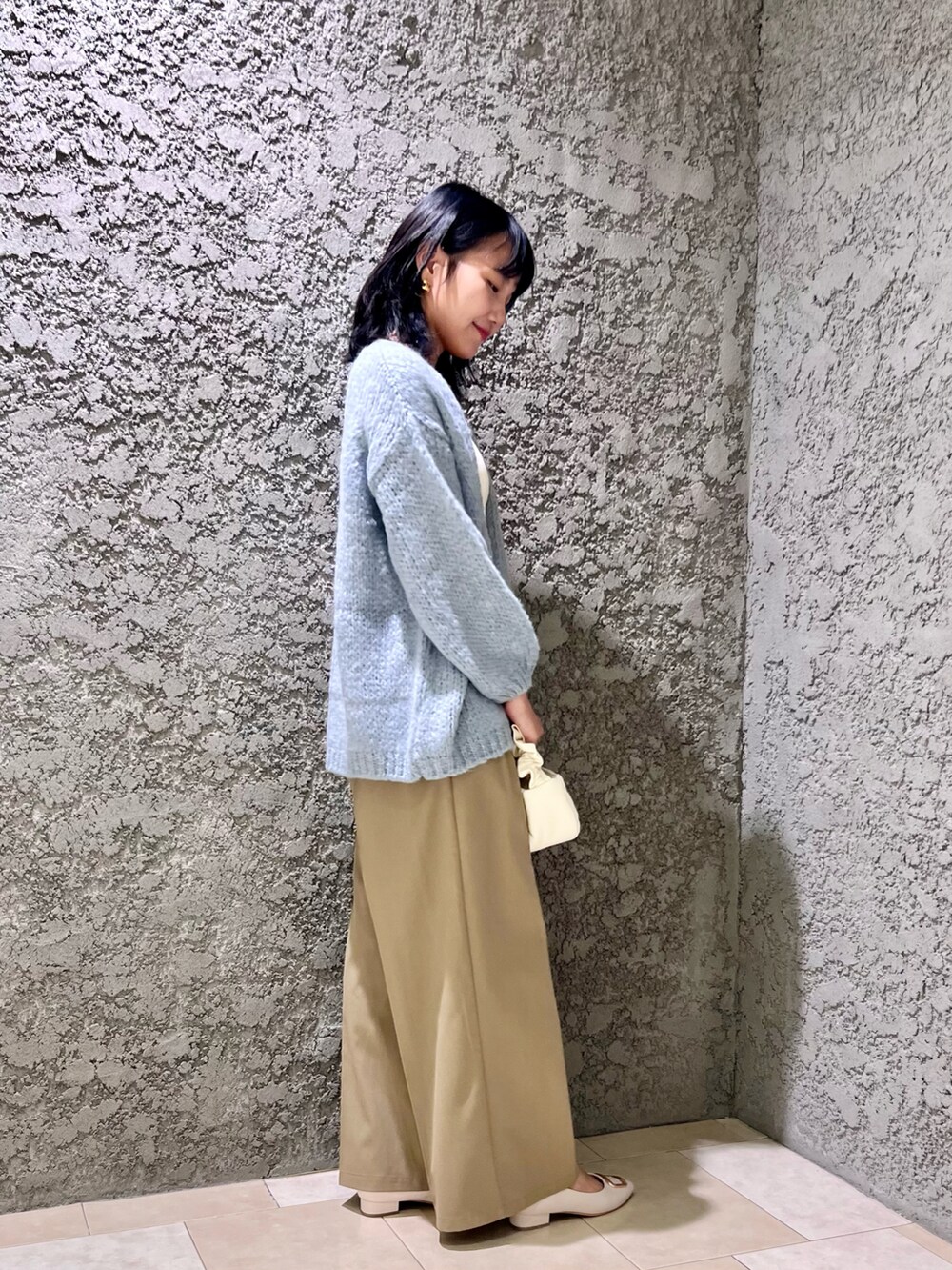 ブルー系のカーディガン/ボレロ、ホワイト系のキャミソール、グリーン系のその他パンツを着用したレディースの秋コーディネートの2枚目の写真