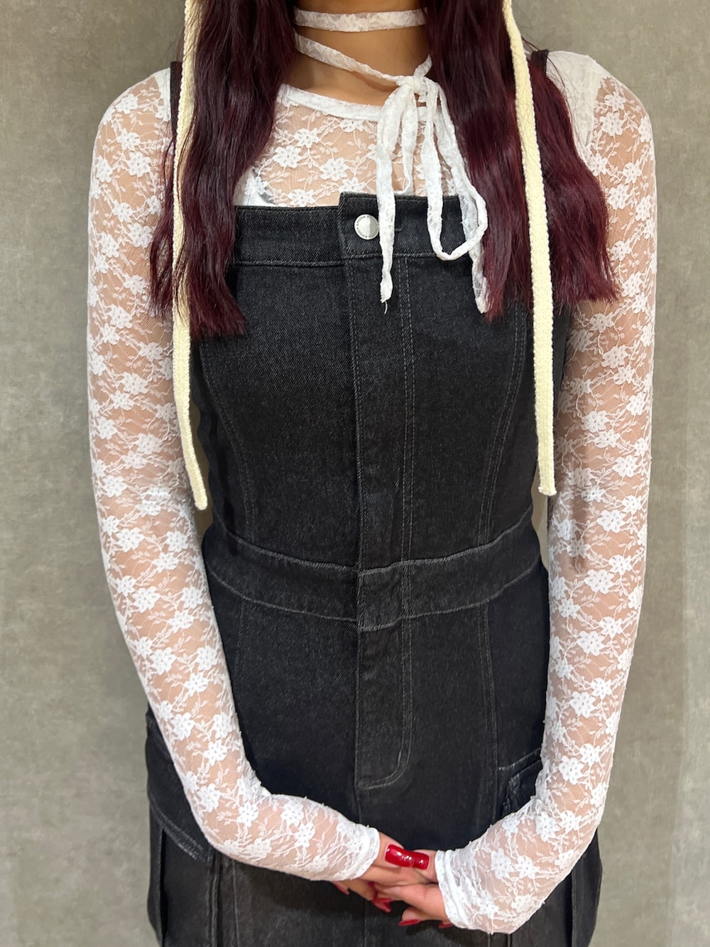 ブラック系のワンピース、ホワイト系のTシャツ/カットソー、ブラック系のブーツを着用したレディースの秋コーディネートの5枚目の写真