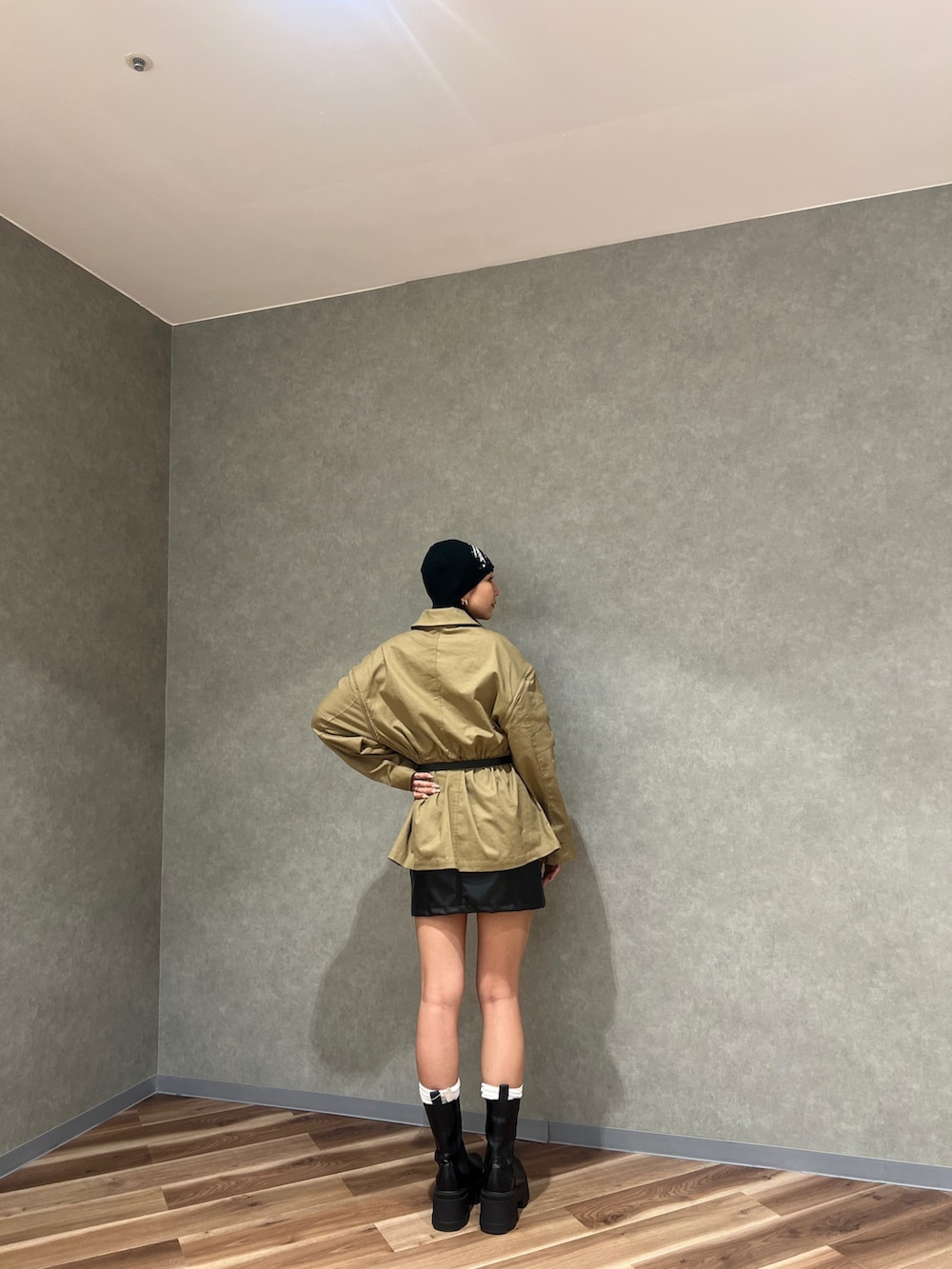 ブラック系のブーツ、その他のスカート、ベージュ系のその他アウターを着用したレディースの夏コーディネートの3枚目の写真