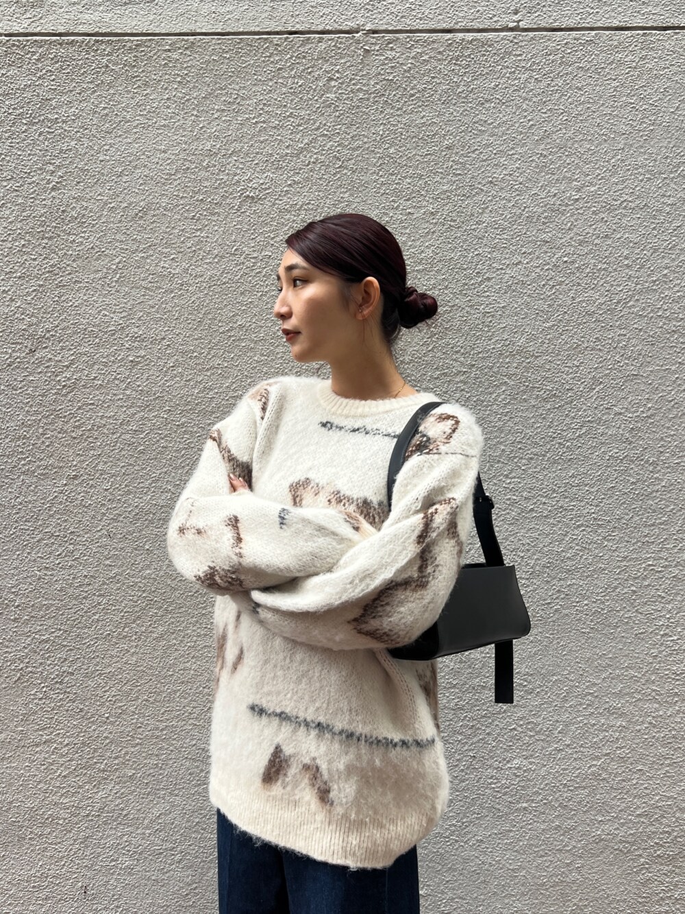 ブルー系のデニムパンツ、その他のローファー、ブラック系のハンドバッグを着用したレディースの秋コーディネートの4枚目の写真