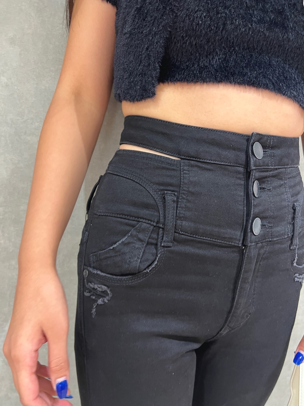 ブラック系のニット/セーター、ブラック系のデニムパンツ、ブラック系のサンダルを着用したレディースの夏コーディネートの4枚目の写真