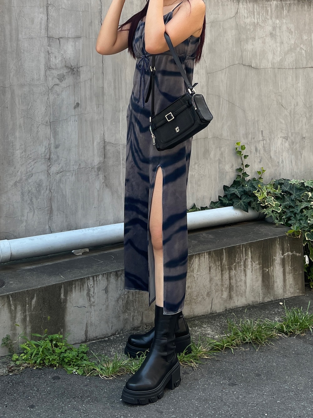 その他のワンピース、ブラック系のショルダーバッグ、ブラック系のブーツを着用したレディースの夏コーディネートの4枚目の写真