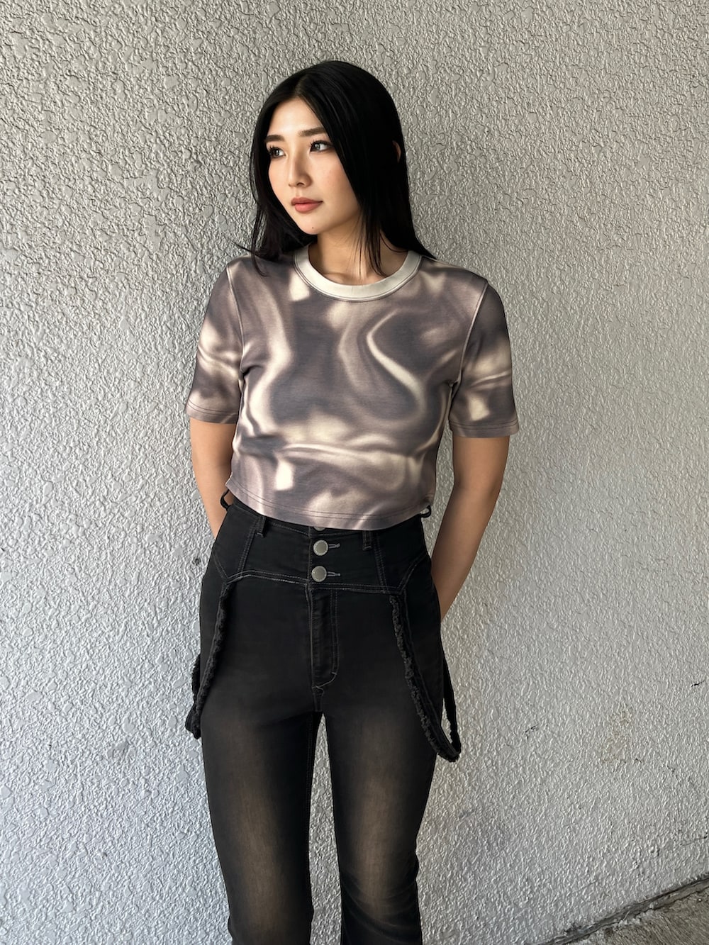 ベージュ系のTシャツ/カットソー、ブラック系のデニムパンツ、ブラウン系のサンダルを着用したレディースの春コーディネートの4枚目の写真