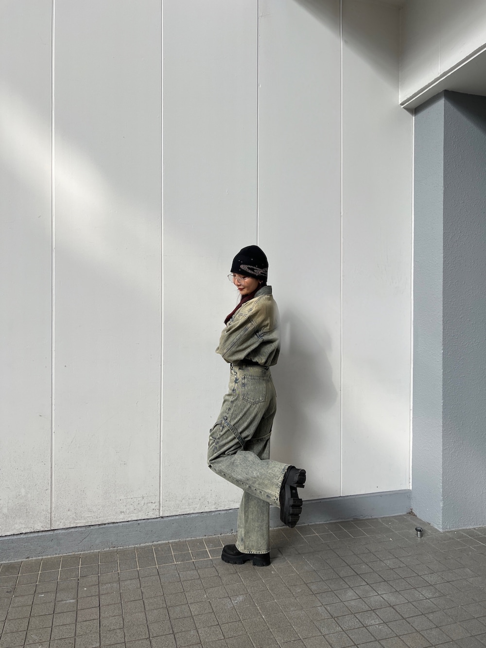 ブルー系のデニムジャケット、ブルー系のデニムパンツ、ブラック系のブーツを着用したレディースの冬コーディネートの3枚目の写真