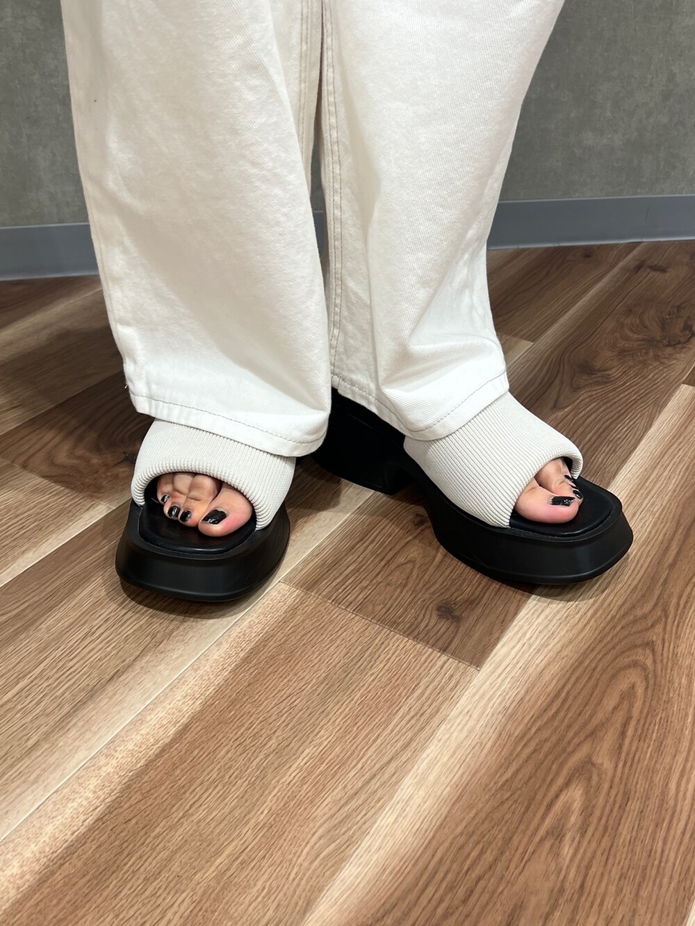 ホワイト系のデニムパンツ、ブラック系のハンドバッグ、その他のTシャツ/カットソーを着用したレディースの夏コーディネートの7枚目の写真