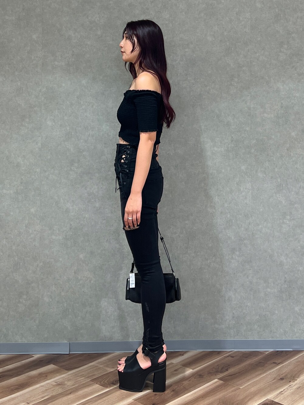 ブラック系のTシャツ/カットソー、ブラック系のデニムパンツ、ブラック系のショルダーバッグを着用したレディースの夏コーディネートの2枚目の写真