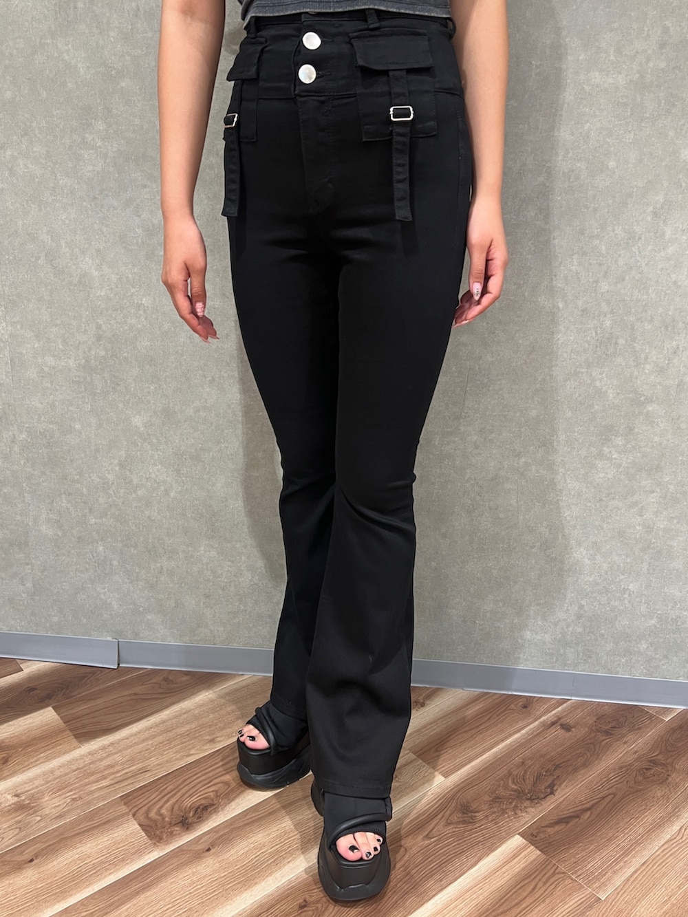 ブラック系のタンクトップ、ブラック系のデニムパンツ、ブラック系のサンダルを着用したレディースの夏コーディネートの5枚目の写真