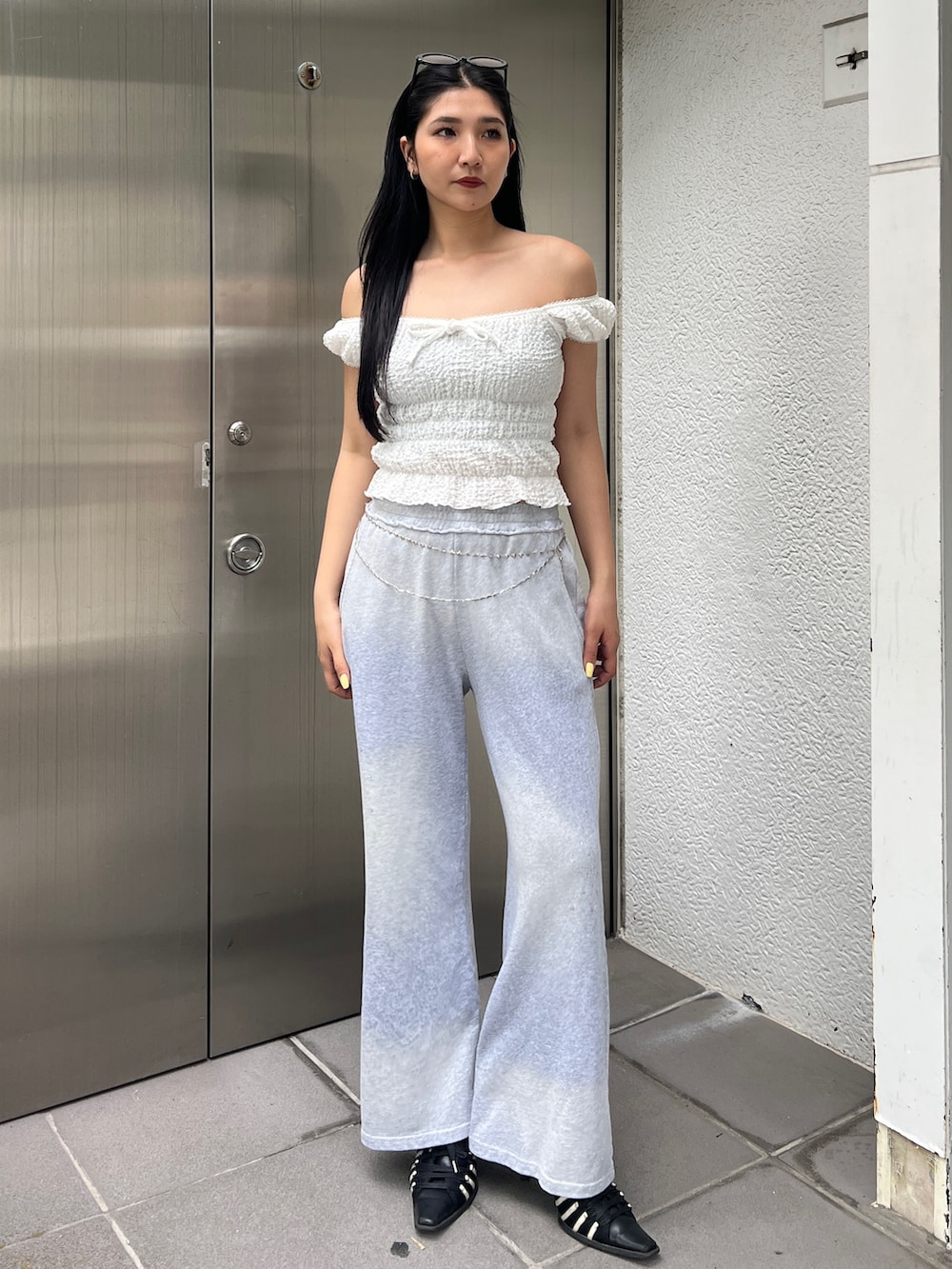 グレー系のスウェットパンツ、シルバー系のベルトを着用したレディースの春コーディネートの2枚目の写真