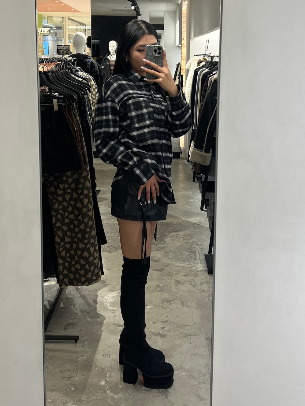 ブラック系のシャツ/ブラウス、ブラック系のその他パンツ、ブラック系のブーツを着用したレディースの冬コーディネートの2枚目の写真