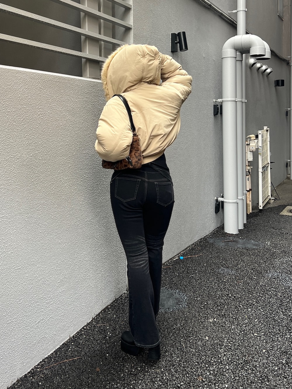 ベージュ系のブルゾン、ブラック系のニット/セーター、ブラック系のデニムパンツを着用したレディースの秋コーディネートの3枚目の写真