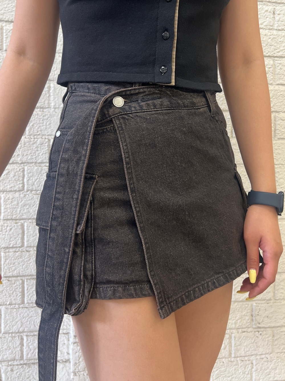 ブラック系のカーディガン/ボレロ、ブラウン系のスカート、ブラック系のサンダルを着用したレディースの夏コーディネートの5枚目の写真