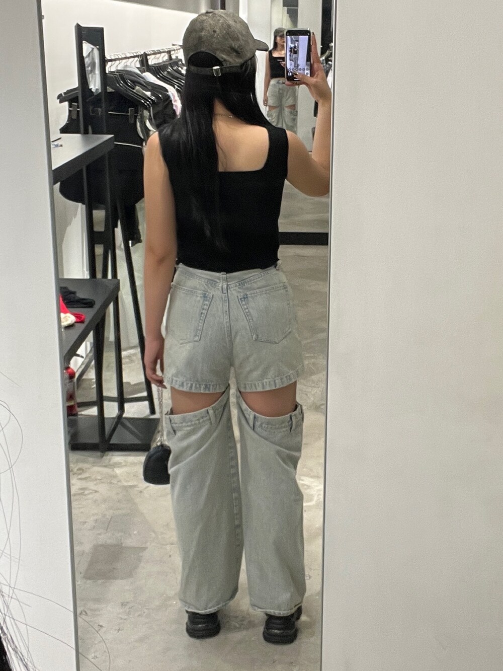 ブラック系のTシャツ/カットソー、ブルー系のデニムパンツ、ブラック系のサンダルを着用したレディースの夏コーディネートの3枚目の写真