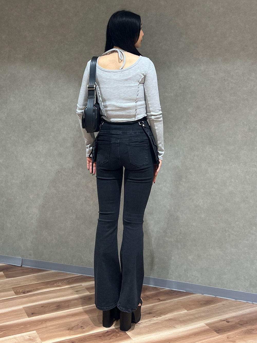 グレー系のTシャツ/カットソー、ブラック系のデニムパンツ、ブラック系のサンダルを着用したレディースの春コーディネートの3枚目の写真