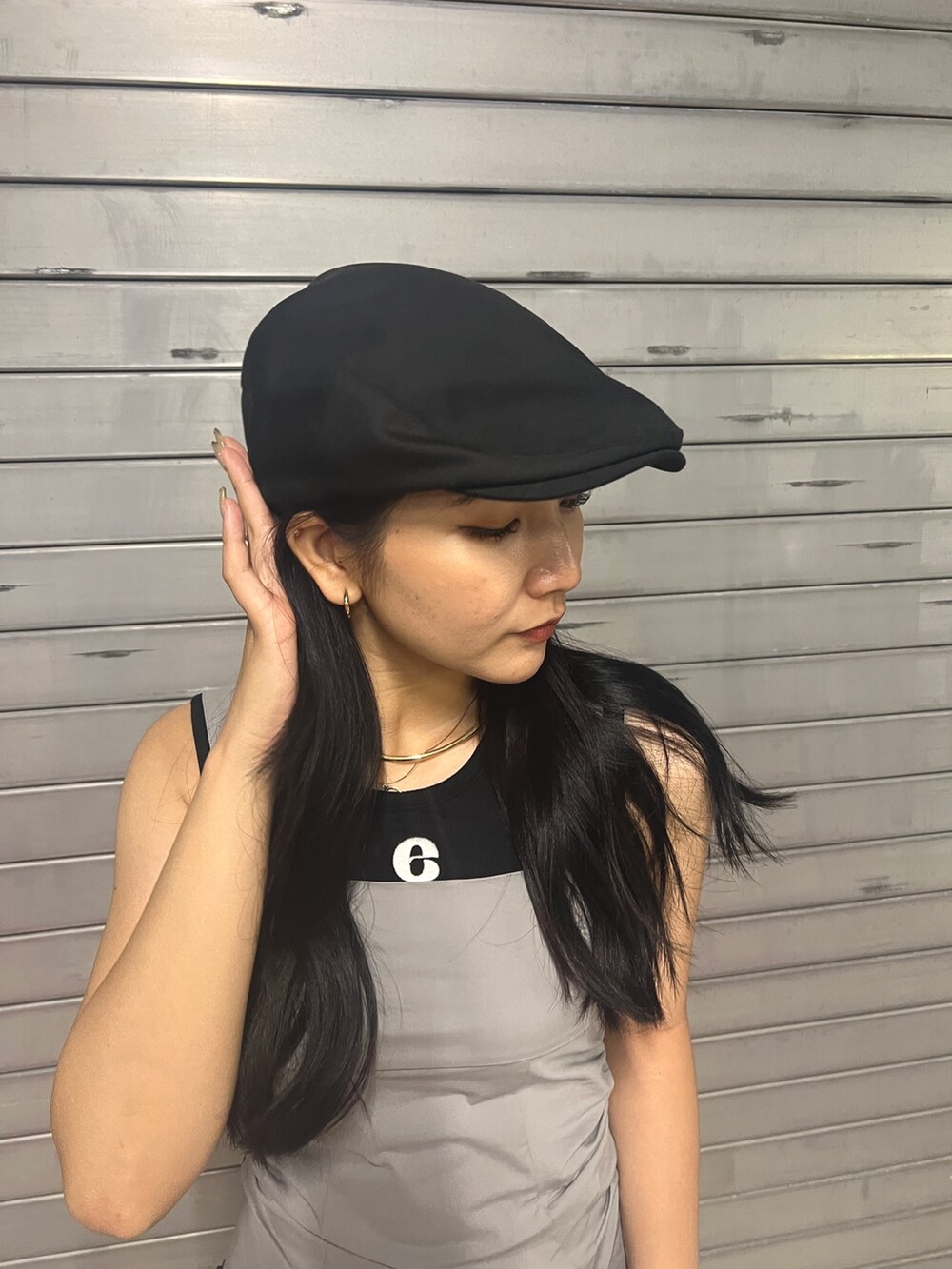 グレー系のワンピース、ホワイト系のハンドバッグ、ブラック系のサンダルを着用したレディースの夏コーディネートの7枚目の写真