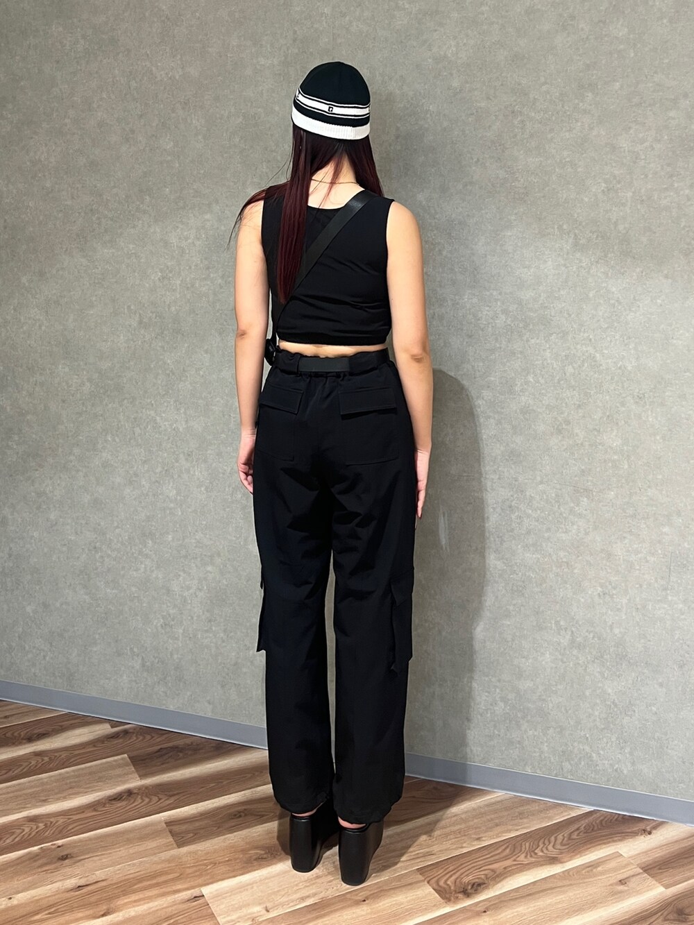 ブラック系のタンクトップ、ブラック系のカーゴパンツ、シルバー系のハンドバッグを着用したレディースの春コーディネートの3枚目の写真