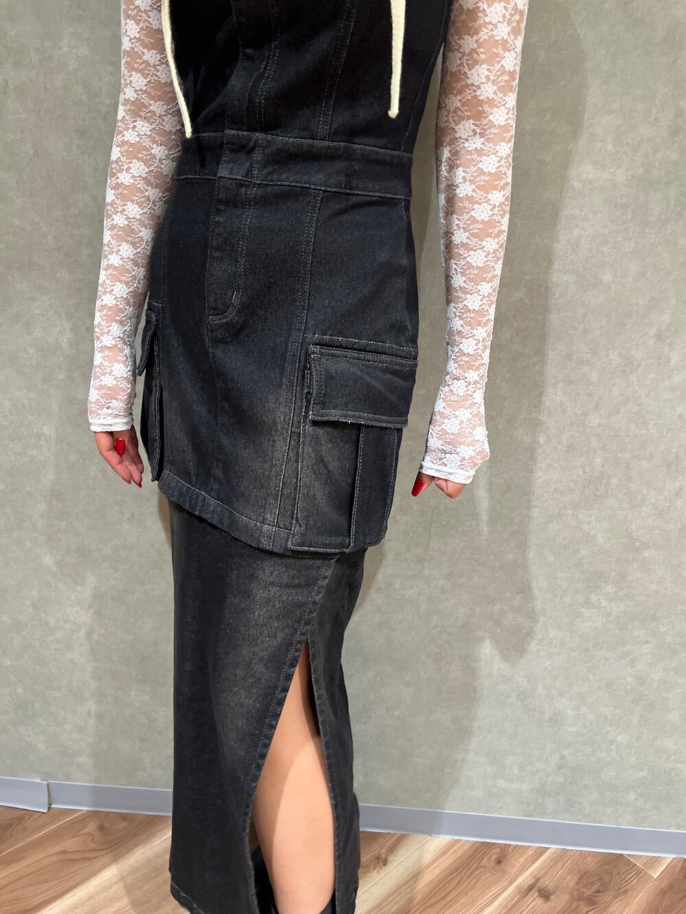 ブラック系のワンピース、ホワイト系のTシャツ/カットソー、ブラック系のブーツを着用したレディースの秋コーディネートの6枚目の写真