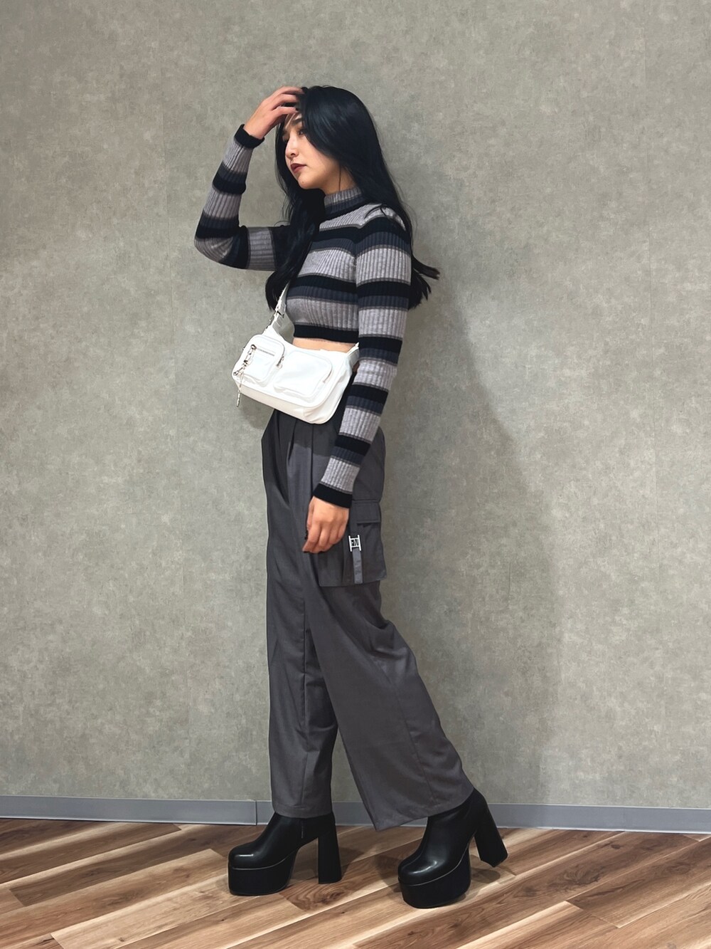 その他のニット/セーター、ホワイト系のハンドバッグ、グレー系のカーゴパンツを着用したレディースの秋コーディネートの3枚目の写真