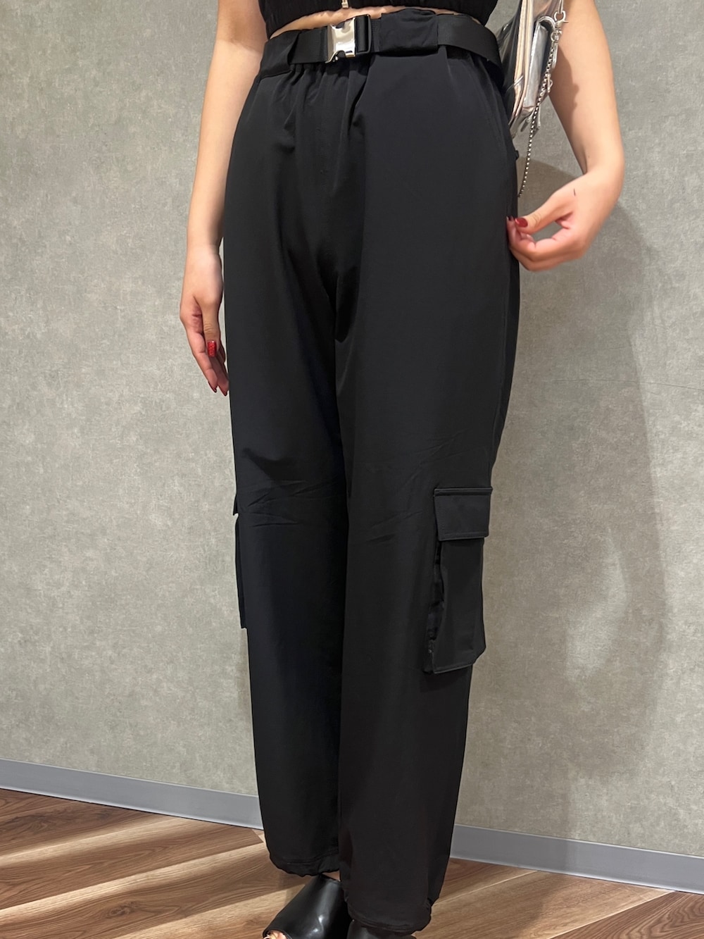 ブラック系のタンクトップ、ブラック系のカーゴパンツ、シルバー系のハンドバッグを着用したレディースの春コーディネートの5枚目の写真