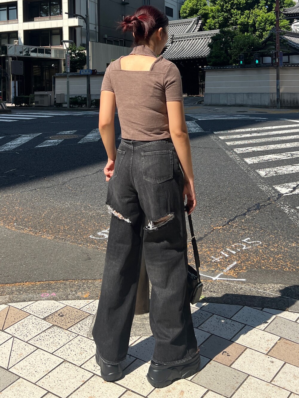 ブラウン系のTシャツ/カットソー、ブラック系のデニムパンツ、ブラック系のショルダーバッグを着用したレディースの夏コーディネートの3枚目の写真