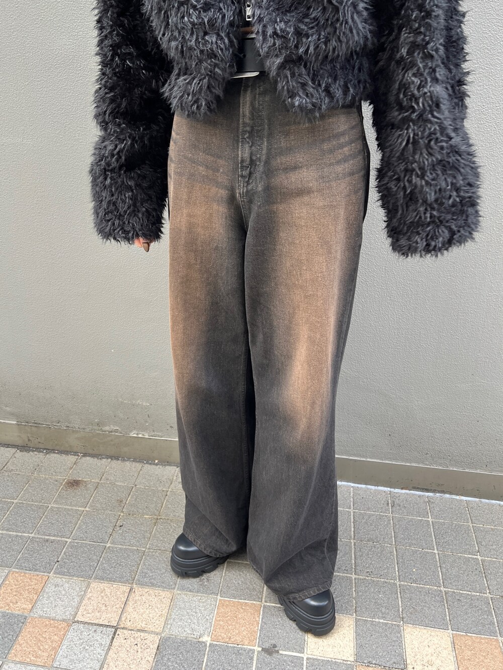 ブラック系のデニムパンツ、ブラック系のブーツ、ベージュ系のテーラードジャケットを着用したレディースの冬コーディネートの5枚目の写真